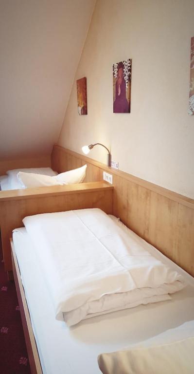 Postel nebo postele na pokoji v ubytování Gasthof Kern