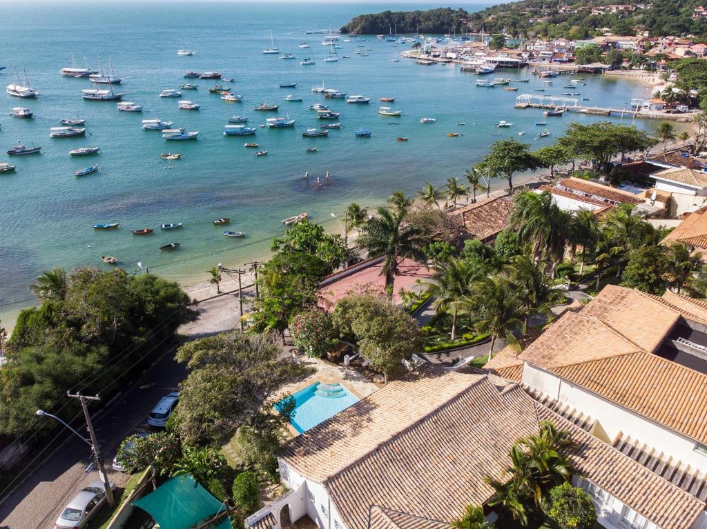 una vista aérea de un puerto con barcos en el agua en Pousada Casa Búzios, en Búzios