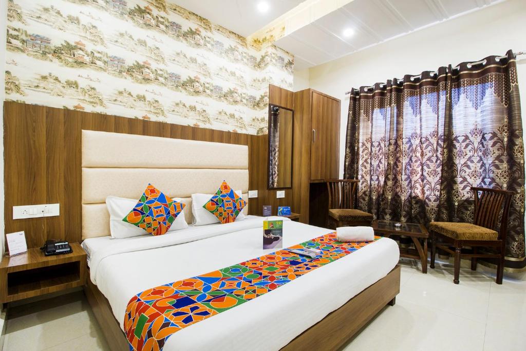 Ένα ή περισσότερα κρεβάτια σε δωμάτιο στο FabHotel Royal Villa Hussainpura Chowk
