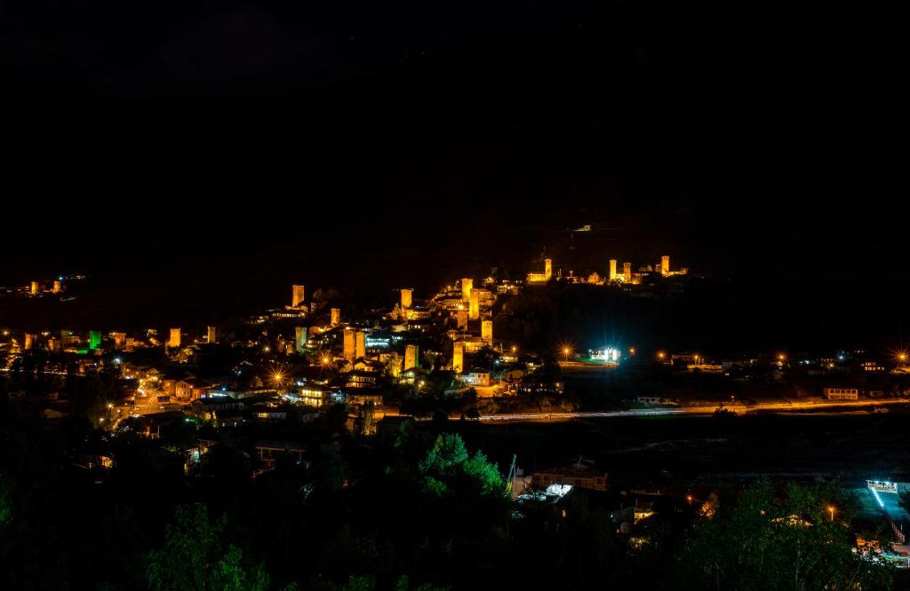 Nespecifikovaný výhled na destinaci Mestia nebo výhled na město při pohledu z hotelu