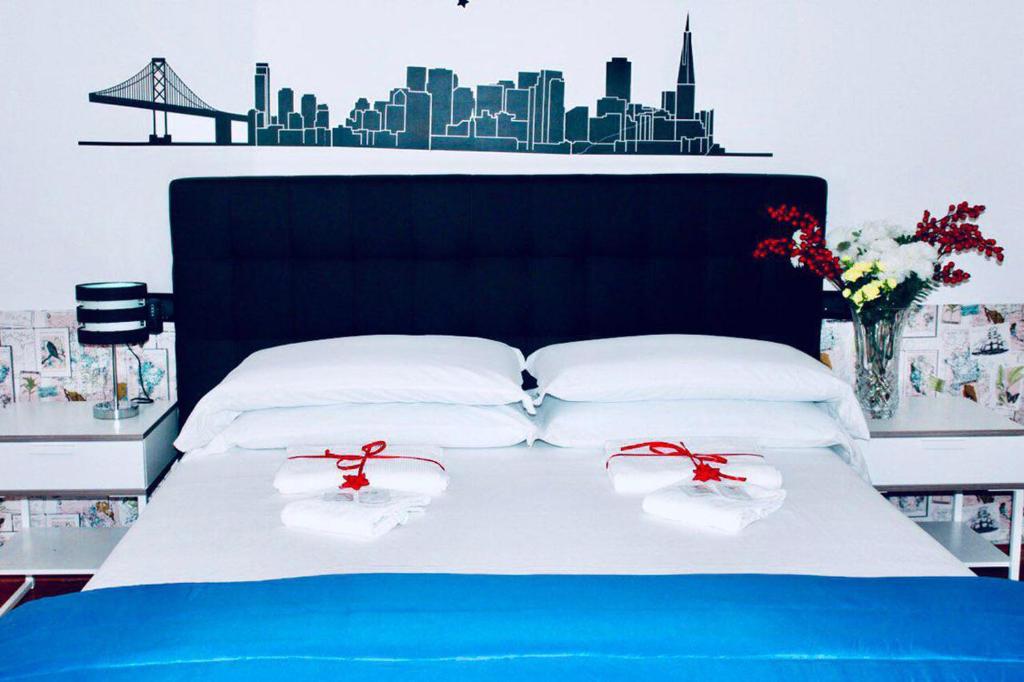 een bed met twee glazen erop bij TAJ Venice Room in Mestre
