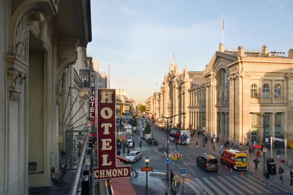 eine Stadtstraße mit Autos auf einer belebten Straße in der Unterkunft Hotel Richmond Gare du Nord in Paris
