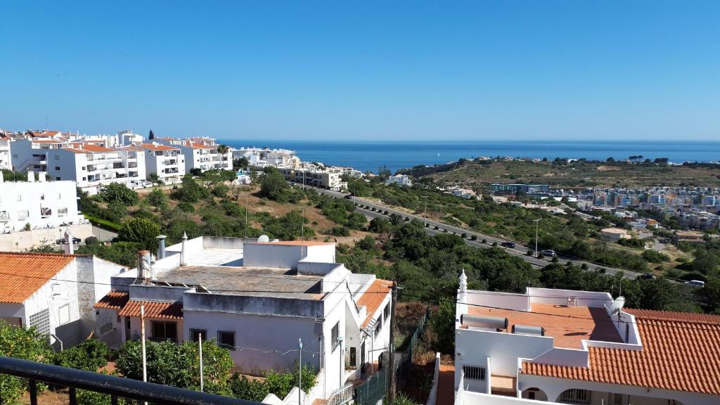 Blick auf eine Stadt mit Gebäuden und das Meer in der Unterkunft Vista Albufeira Apartments by Umbral in Albufeira