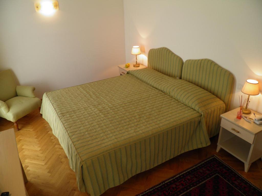 Een bed of bedden in een kamer bij HG Hotel Cappelli