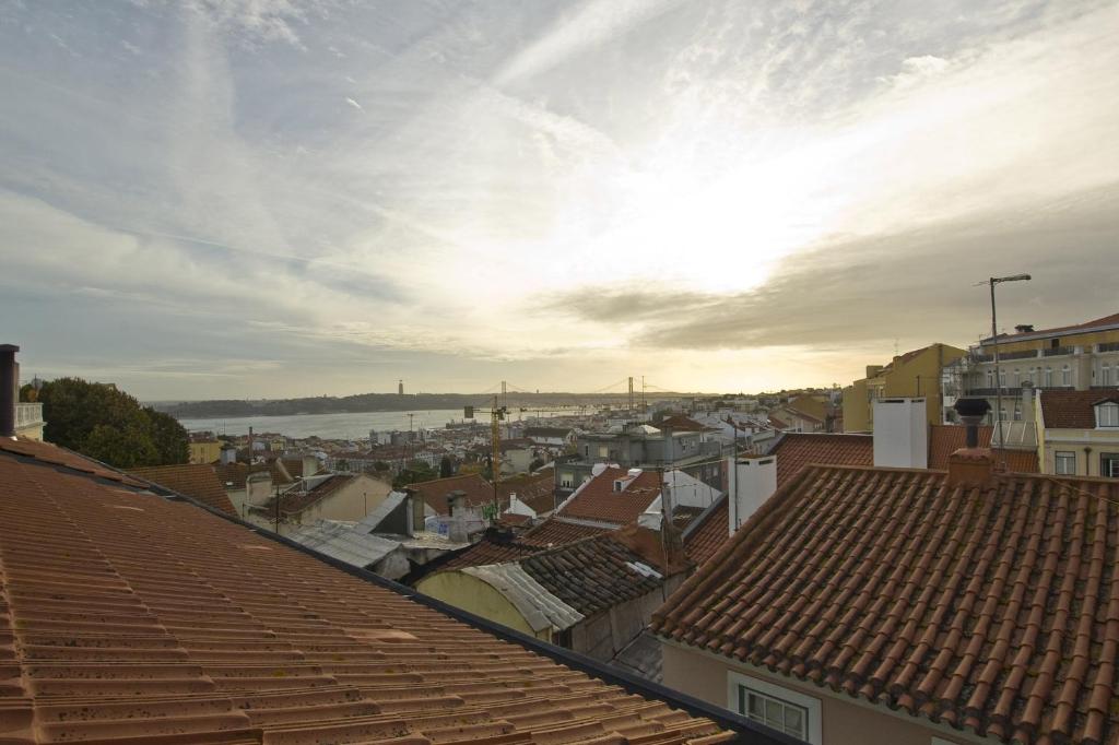 Blick auf die Stadt von den Dächern der Gebäude in der Unterkunft Amazing Tailor Made Penthouse With a View in Lissabon