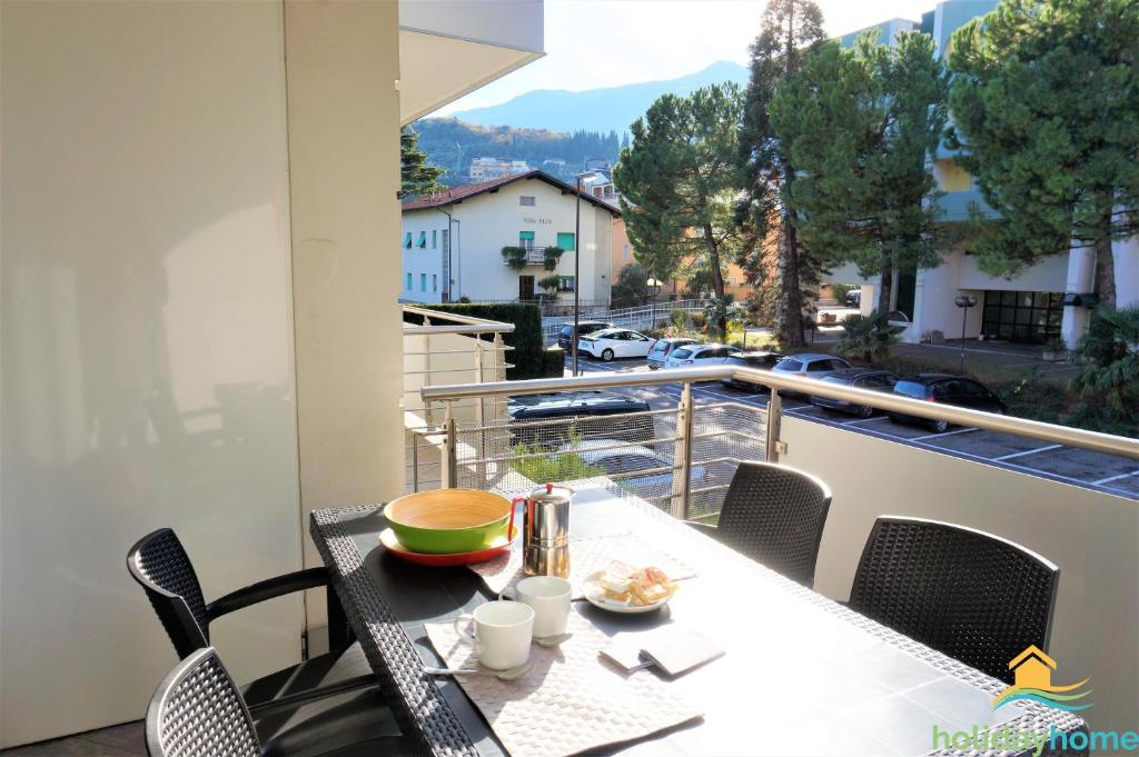 een tafel en stoelen op een balkon met uitzicht bij APARTAMENT GARDASEE 2 in Riva del Garda