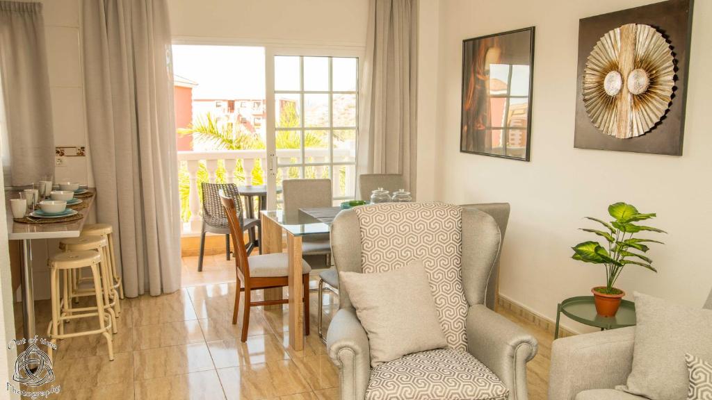 Posezení v ubytování Two bedroom apartment in Palm Mar! Free Parking! PM109