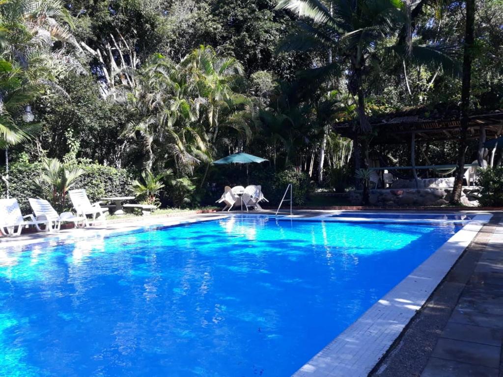 uma piscina no resort em Albergue de Montaña Talari em San Isidro
