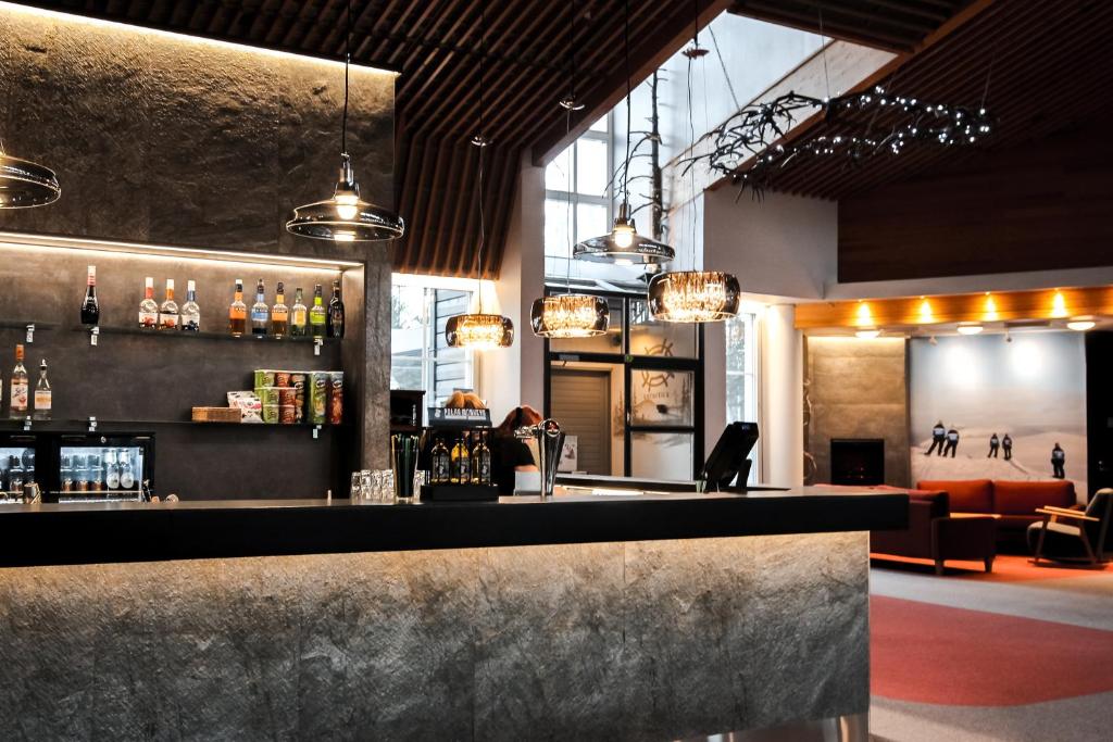 Lounge nebo bar v ubytování Hotel Ylläsrinne