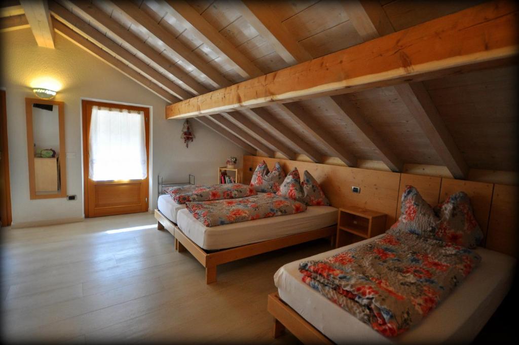 Postel nebo postele na pokoji v ubytování Camere Nordest Sudest- Conca Agordina