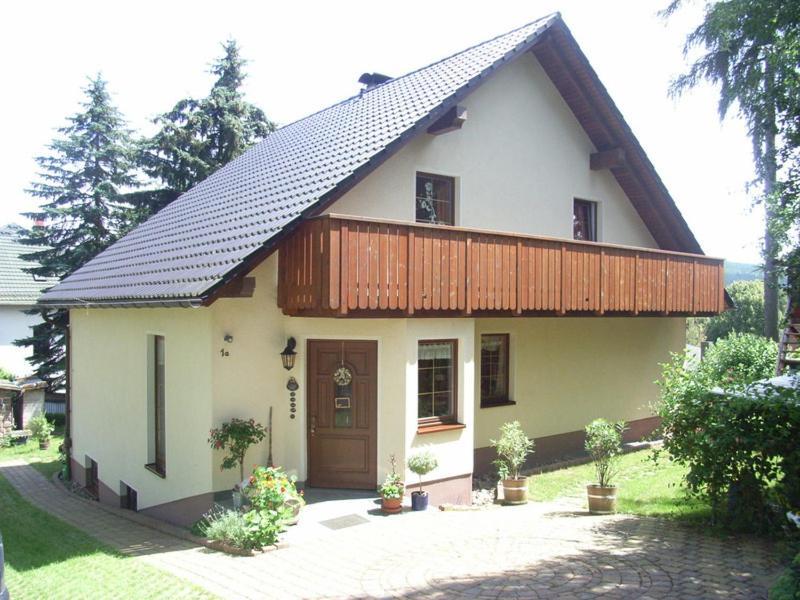 una pequeña casa con techo de gambrel en Gästezimmer Familie Müller, en Augustusburg