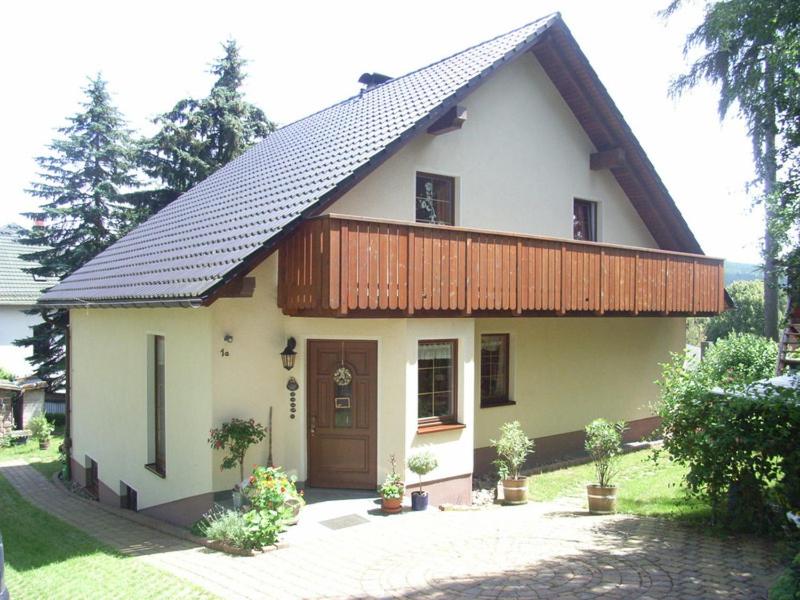 a small house with a gambrel roof at Gästezimmer Familie Müller in Augustusburg