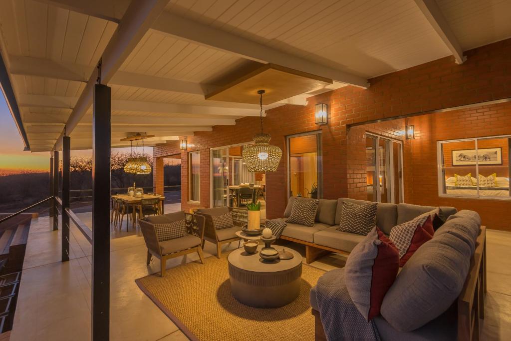 Posezení v ubytování Rockfig Lodge Madikwe