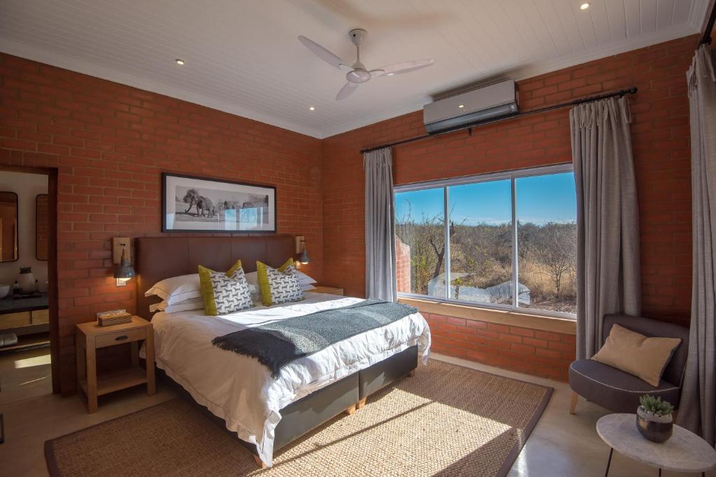 Postel nebo postele na pokoji v ubytování Rockfig Lodge Madikwe
