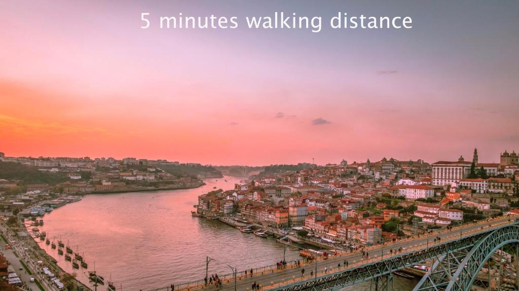 Blick auf einen Fluss mit Stadt und Brücke in der Unterkunft Porto Luxury Apartments in Vila Nova de Gaia