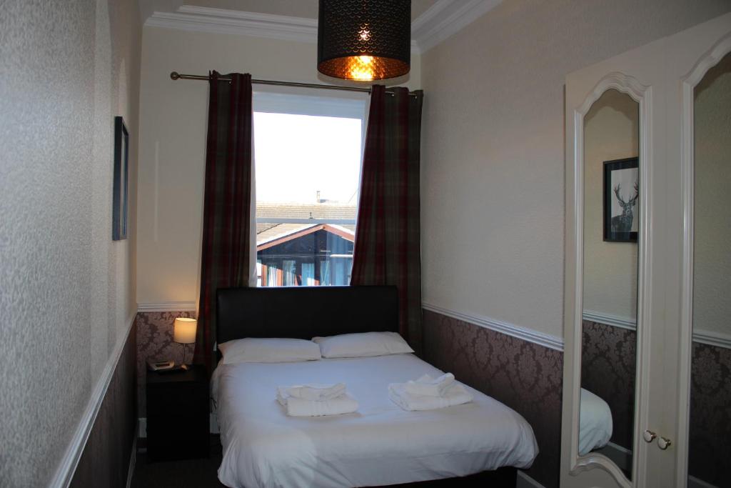 Llit o llits en una habitació de Ardmillan Hotel