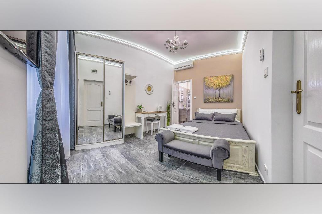 Platanus Guesthouse في بودابست: غرفة نوم بسرير ومرآة
