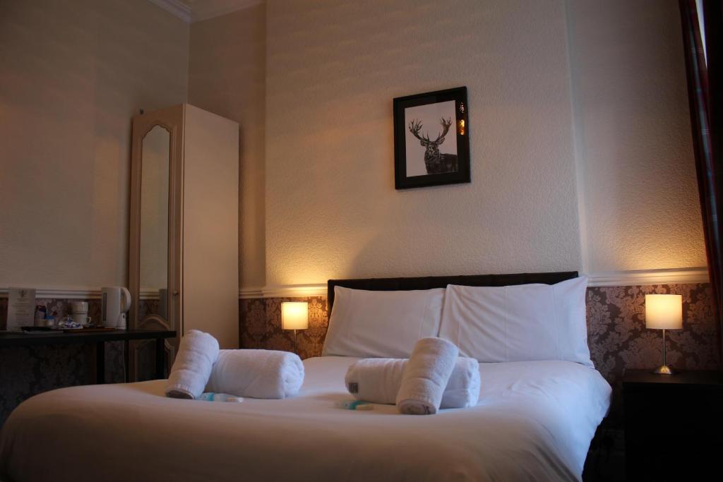 エディンバラにあるアードミラン ホテルのベッドルーム1室(白い大型ベッド1台、タオル2枚付)