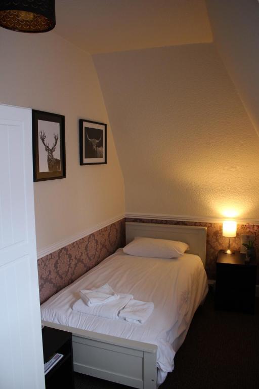 Llit o llits en una habitació de Ardmillan Hotel