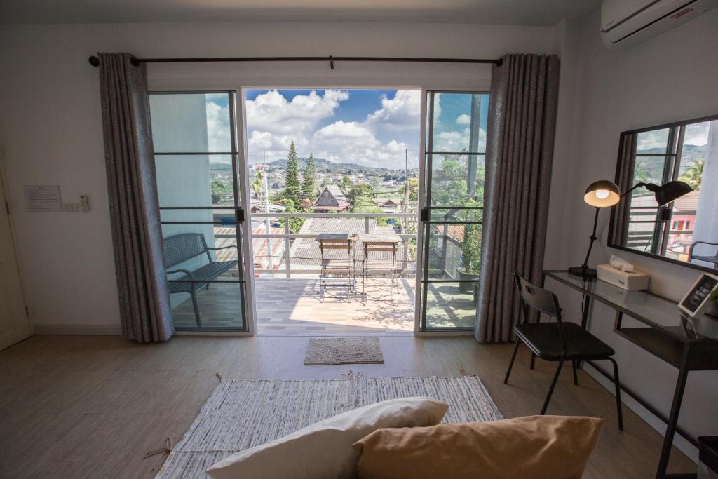 Nespecifikovaný výhled na hory nebo výhled na hory při pohledu z hostelu