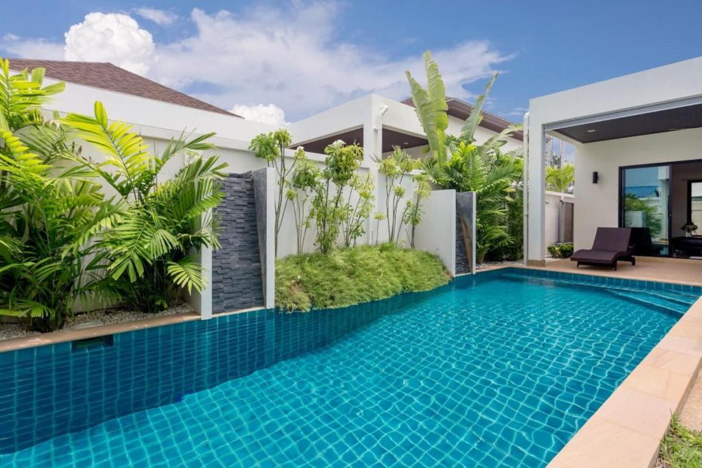 - une piscine en face d'une villa dans l'établissement Villa Nc10, à Rawai Beach