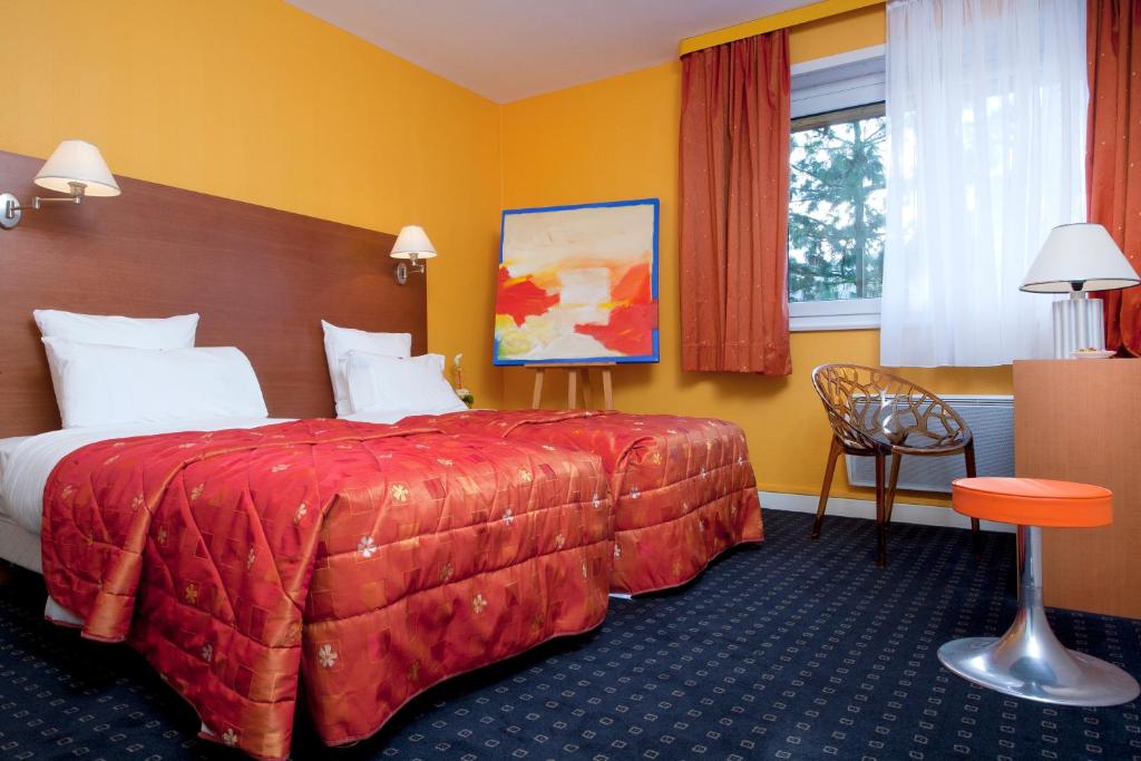 Postel nebo postele na pokoji v ubytování Hôtel Restaurant Logis La Palette