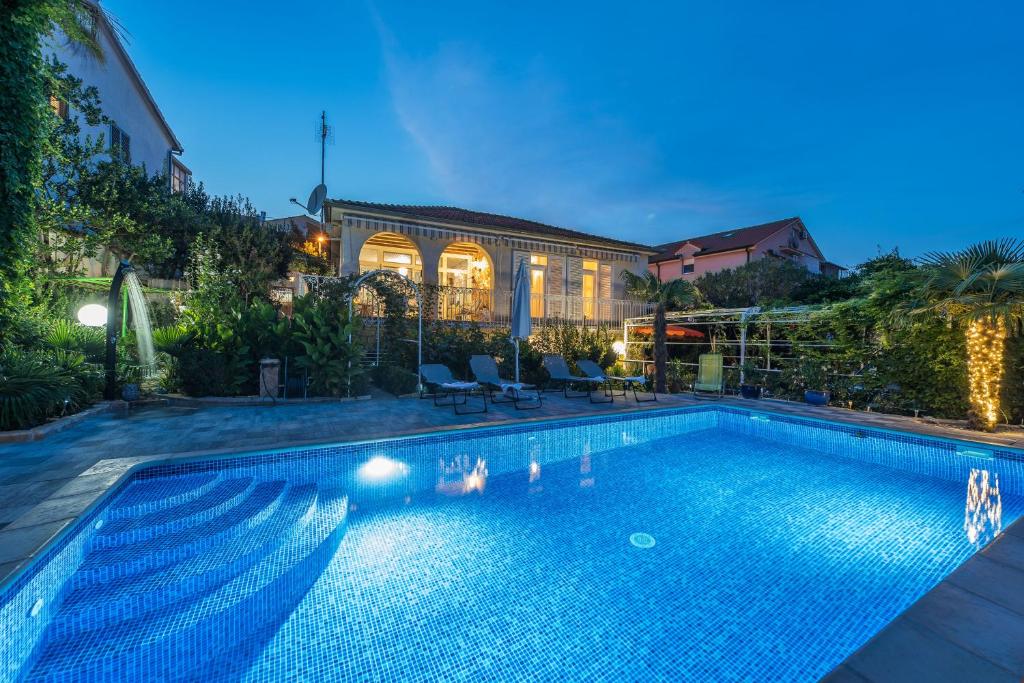 Hồ bơi trong/gần Villa Emilia