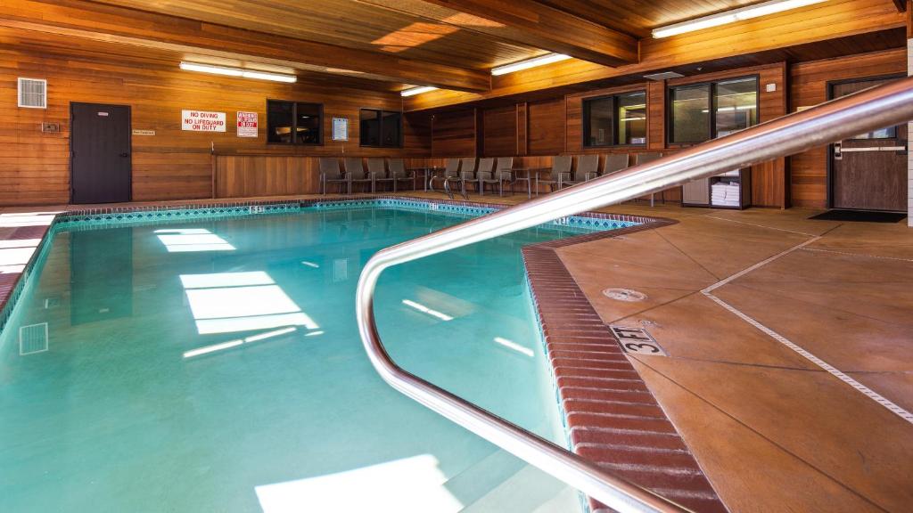Bazén v ubytování Best Western Cascade Inn & Suites nebo v jeho okolí