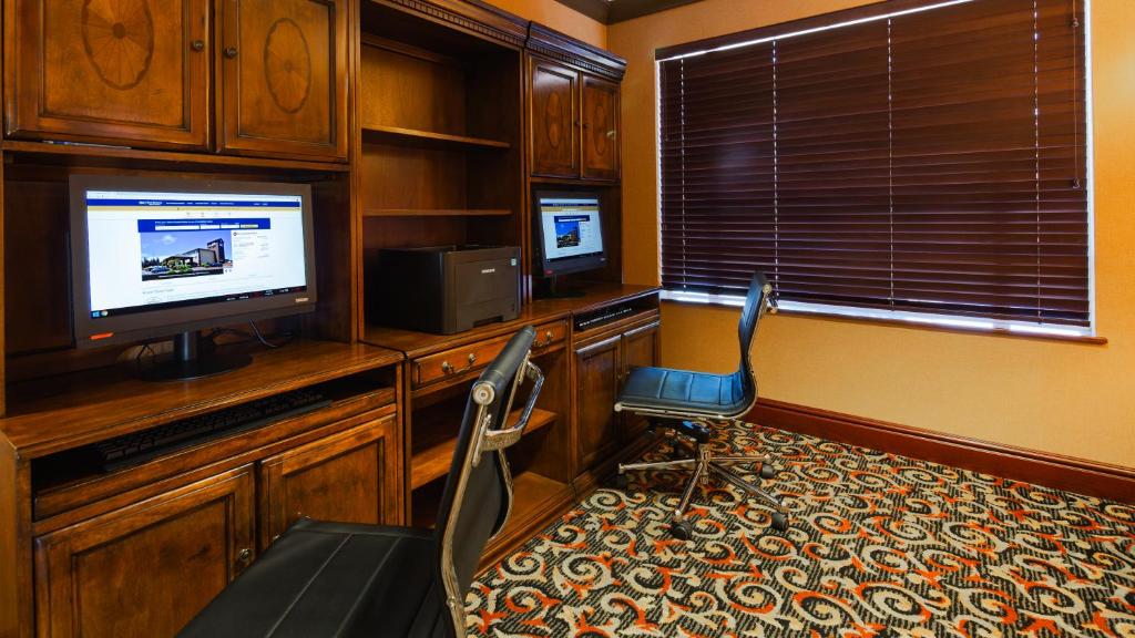 TV a/nebo společenská místnost v ubytování Best Western Cascade Inn & Suites