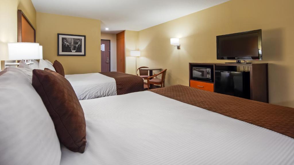 Postel nebo postele na pokoji v ubytování Best Western Cascade Inn & Suites