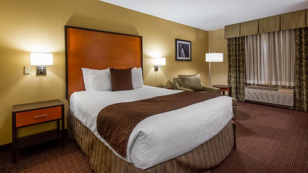 Postel nebo postele na pokoji v ubytování Best Western Cascade Inn & Suites