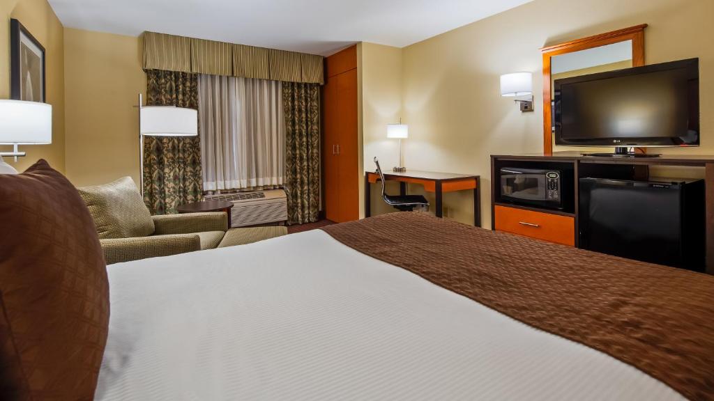 Postel nebo postele na pokoji v ubytování Best Western Cascade Inn & Suites