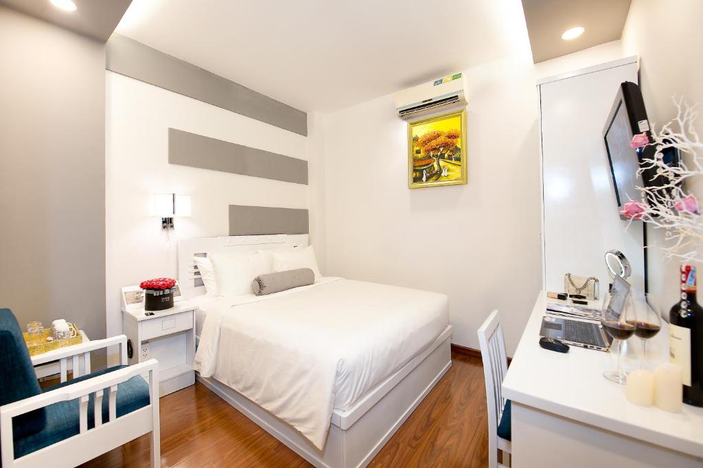 Postel nebo postele na pokoji v ubytování Adora Hotel