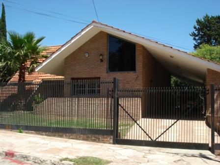 una casa con una valla delante de ella en Chalet Los Manantiales en Villa Carlos Paz
