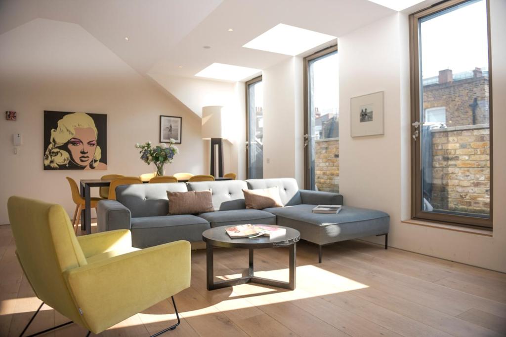 Ein Sitzbereich in der Unterkunft Stunning 2 Bedroom Duplex Apartment - Oxford Circus