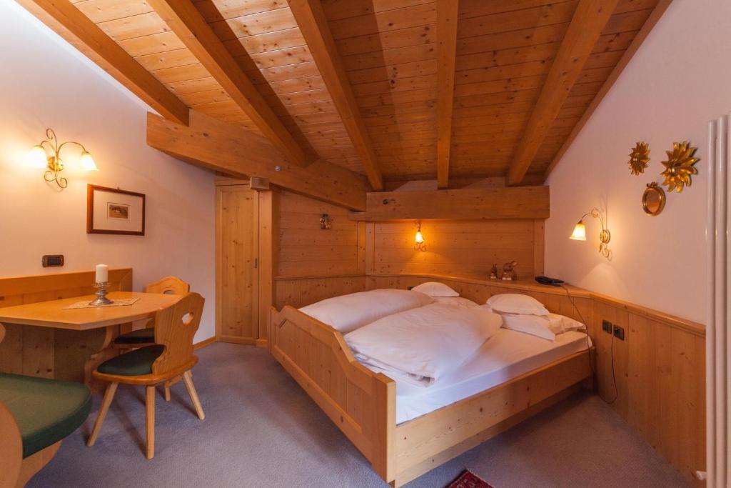 A bed or beds in a room at Malga Ces