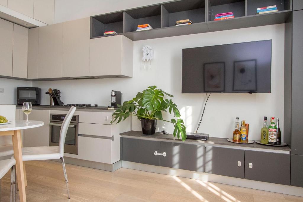 Kuchyňa alebo kuchynka v ubytovaní Luxury and spacious apartment (Bocconi)