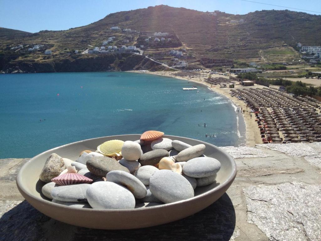 un tazón lleno de rocas sentado en la cima de un acantilado en Sea Side Studios & Houses en Kalo Livadi