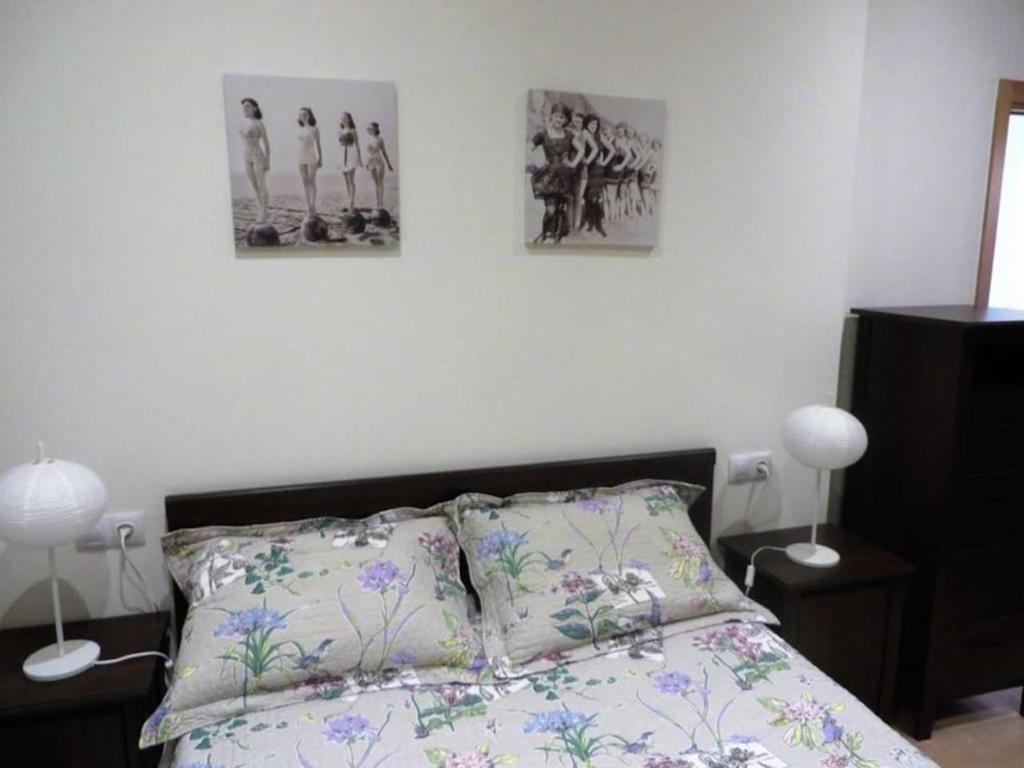 Un pat sau paturi într-o cameră la APARTAMENTO NUEVO EN CENTRO HISTORICO A CORUÑA