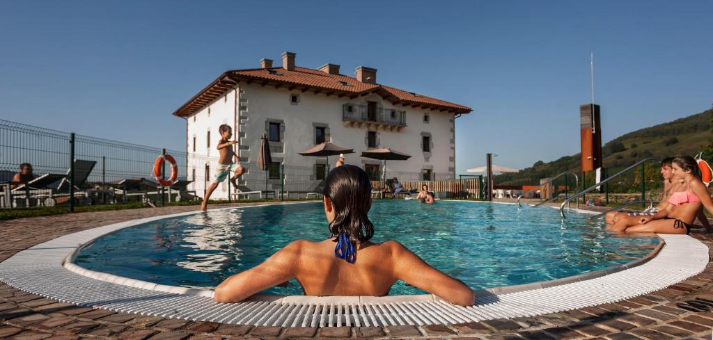 Bazén v ubytování Cabañas Deluxe Basajaun Basoa by IrriSarri Land nebo v jeho okolí