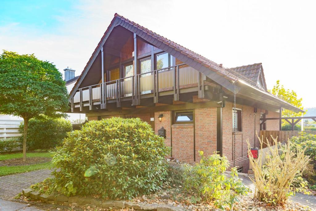 a house with a balcony on top of it at Ferienwohnung Isabella am Möhnesee in Möhnesee