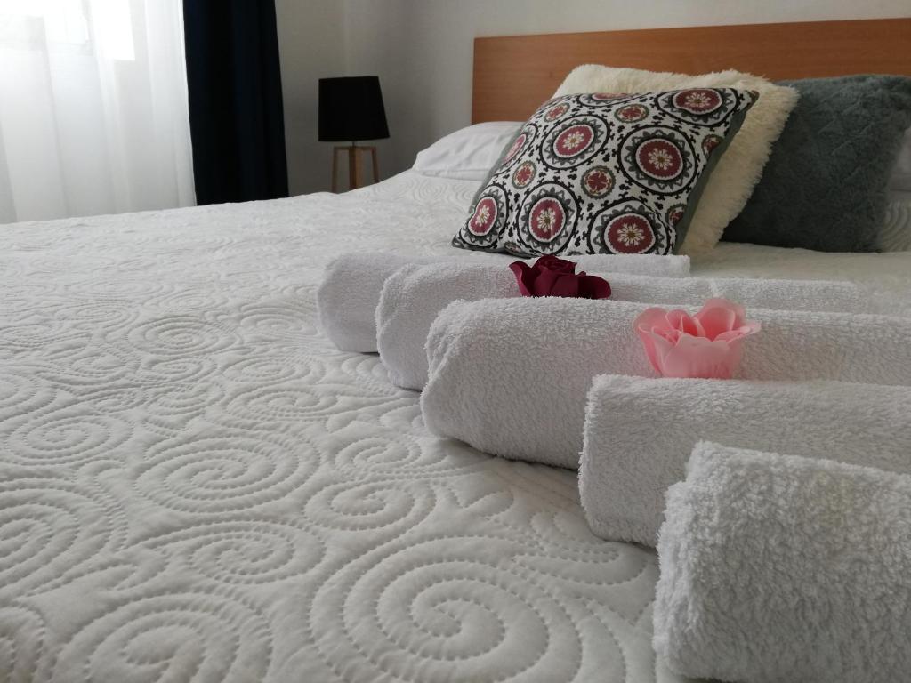 uma pilha de toalhas sentadas em cima de uma cama em SZiGET23 em Ábrahámhegy