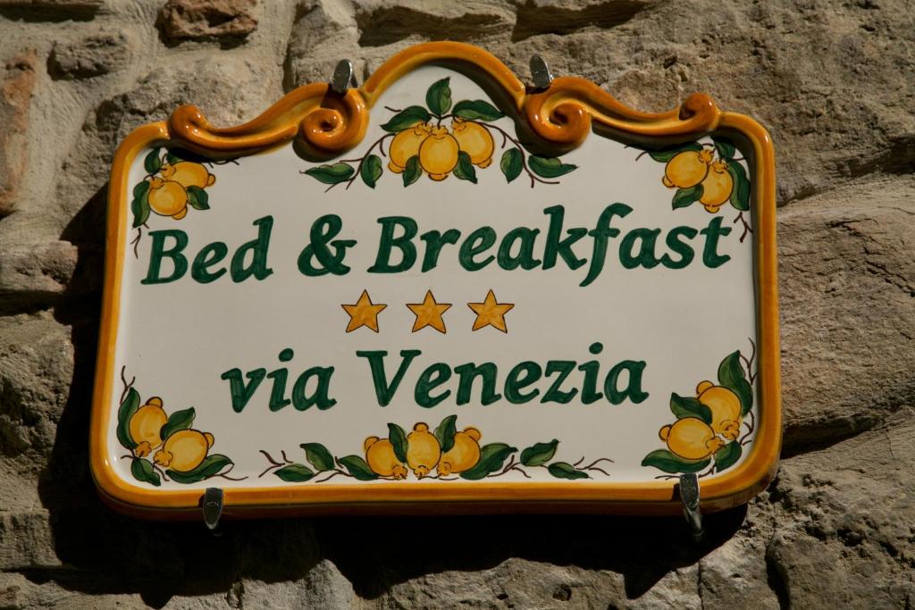 a sign for a bed and breakfast viva yercca at Bed & Breakfast Via Venezia in Regalbuto