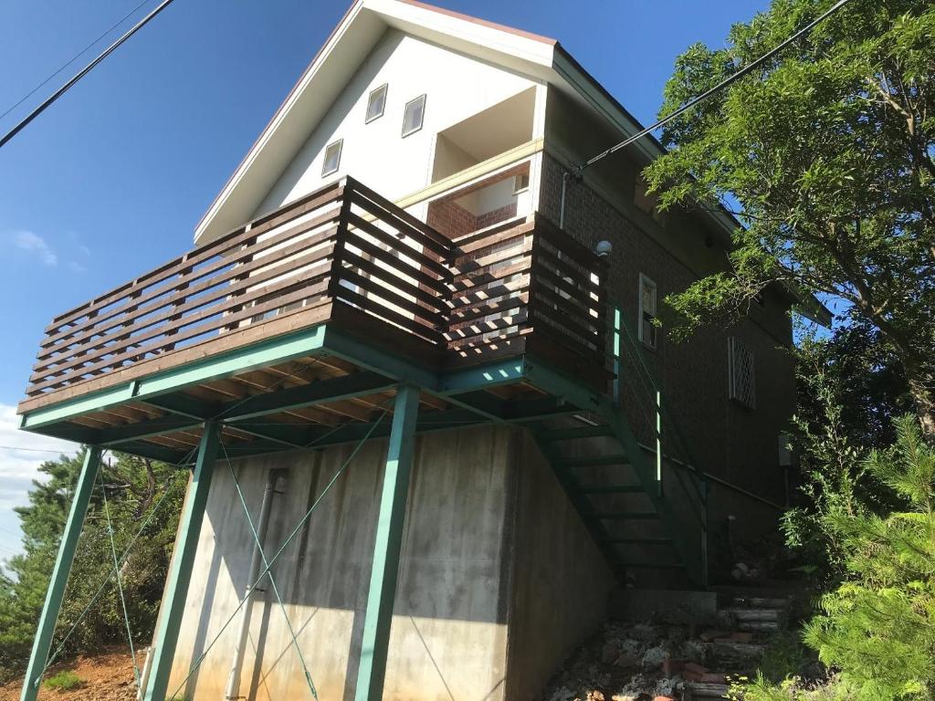 Ise Sky Villa / Vacation STAY 2021 في Sōchi: منزل على السطح