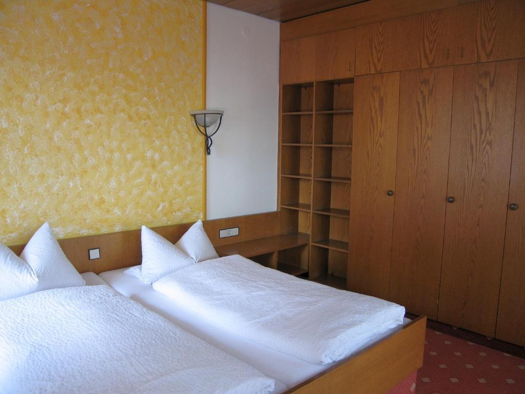 Postel nebo postele na pokoji v ubytování Hotel Bräukeller