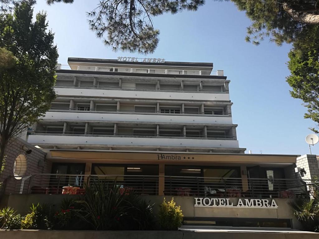 um edifício em frente à Houston Americeria em Hotel Ambra em Lignano Sabbiadoro