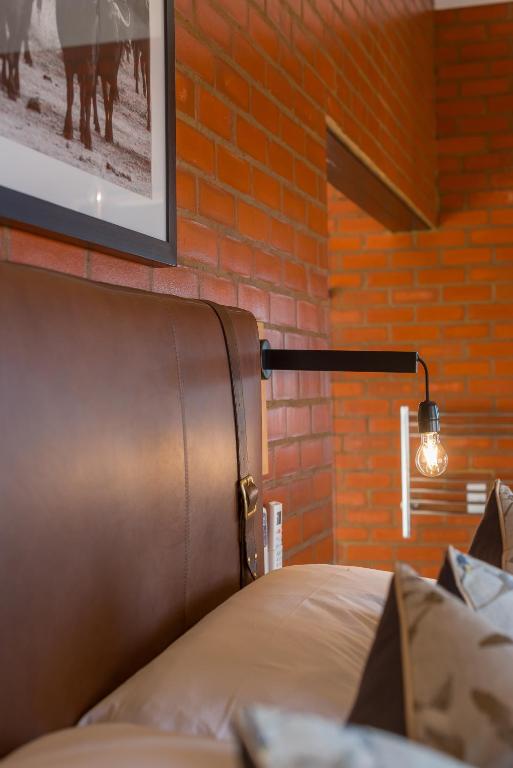 Postel nebo postele na pokoji v ubytování Rockfig Lodge Madikwe