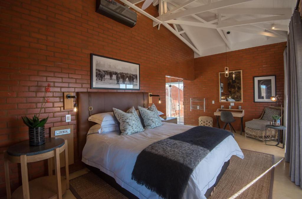 Postel nebo postele na pokoji v ubytování Rockfig Lodge Madikwe