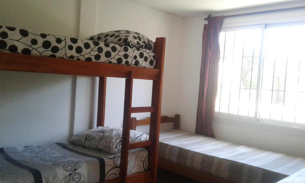 格塞尔镇Sol y Sombra的一间卧室，有两张双层床和一扇窗户