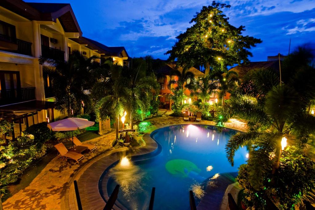 Bazén v ubytování Boracay Tropics Resort Hotel nebo v jeho okolí